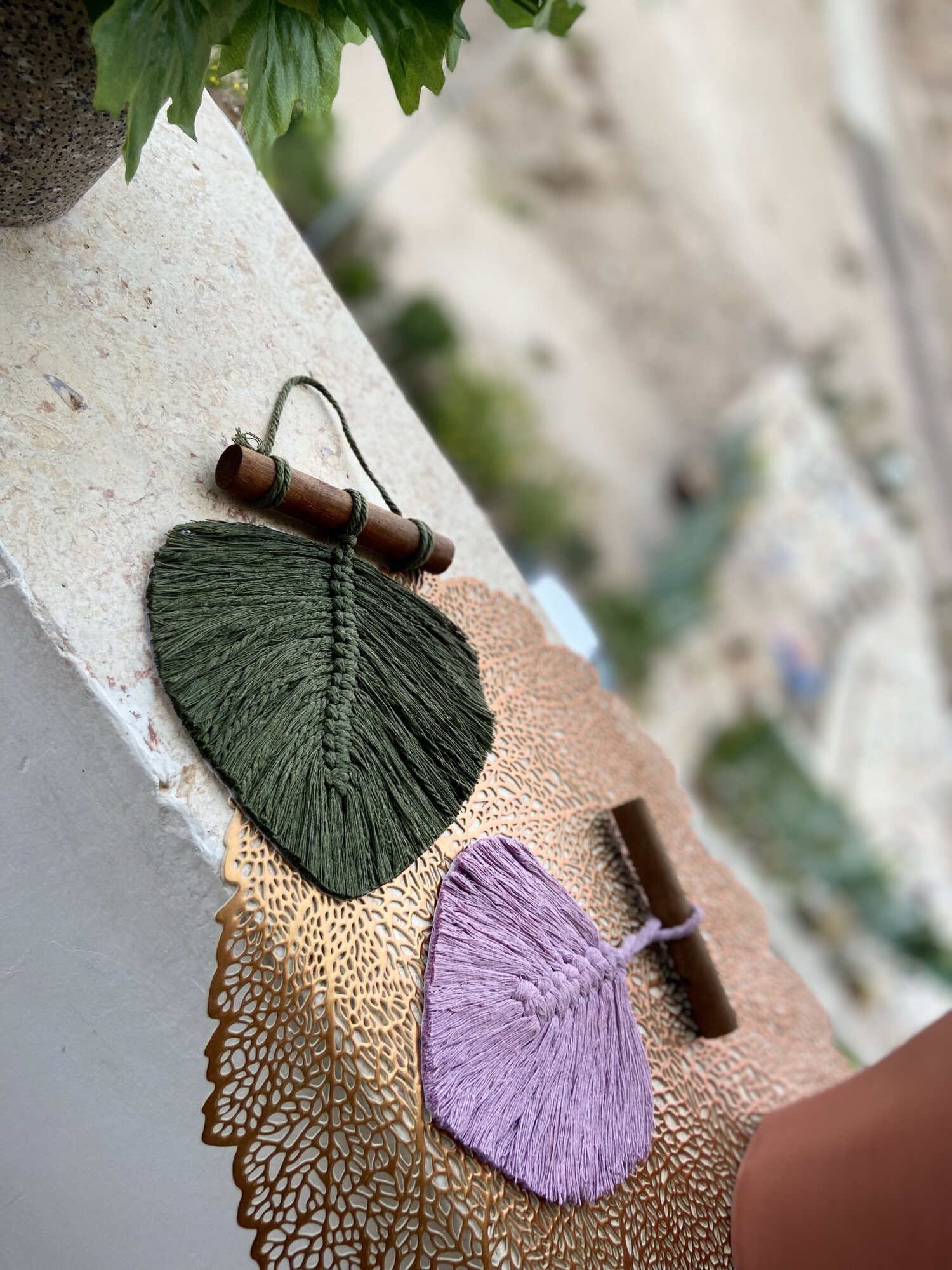 تعليقة ريشة المكرمية 🍂