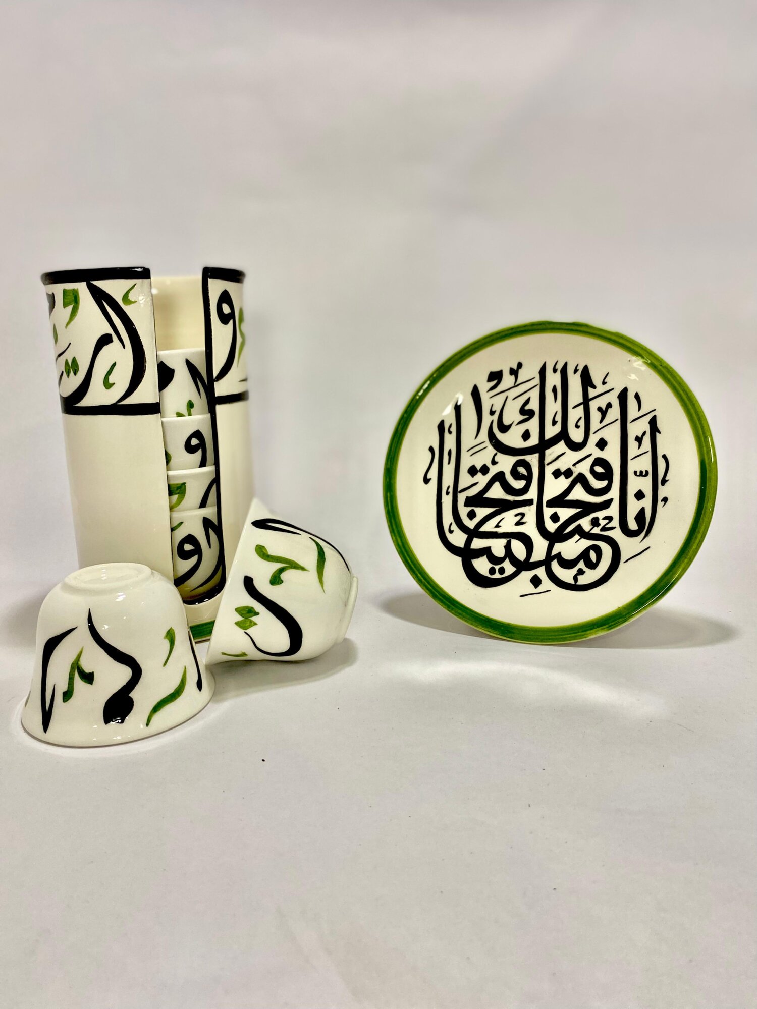 حاضنة فناجين قهوة  مع صحن مزيّن بالخط العربي